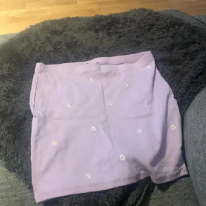 Aldrig använt  - Kommer ifrån london en kjol i skolek S eur 38/40 