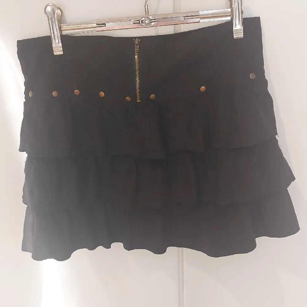 En fin svart kjol köpt gör några år sedan. Storleken är S men den passar inte till någon med stora höfter. . Kjolar.