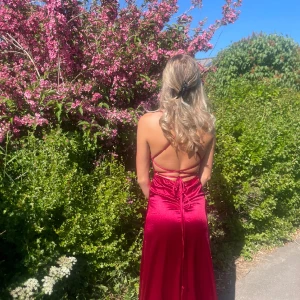 Balklänning - Säljer min balklänning från förra året då jag inte kommer använda den mer💕 den är från shein o nypris är 369kr, men jag säljer för 200kr + köparen står för frakt💕 den är ganska lång i modellen men satt bra på mig som är ca 170cm utan klack💕