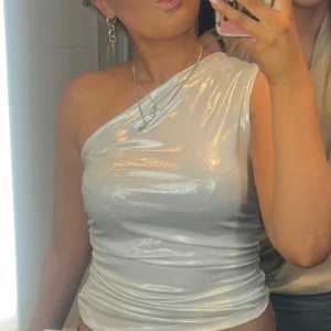 snygg topp - jätte snygg o unik topp perfekt till fest