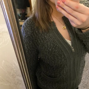 Kofta - Så fin zip kofta i en grå/grön färg från märket isolde, köpt secondhand och i fint skick ☺️