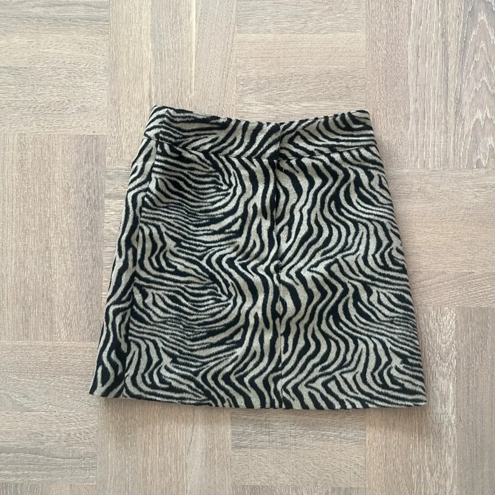 Superfin kjol från Boii i Köpenhamn! 100p mobwife känsla. Använd fåtal gånger, väldigt bra skick 🐅. Kjolar.