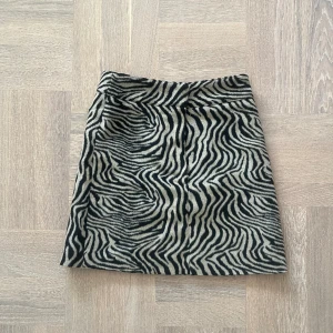 Kjol i tigermönster - Superfin kjol från Boii i Köpenhamn! 100p mobwife känsla. Använd fåtal gånger, väldigt bra skick 🐅