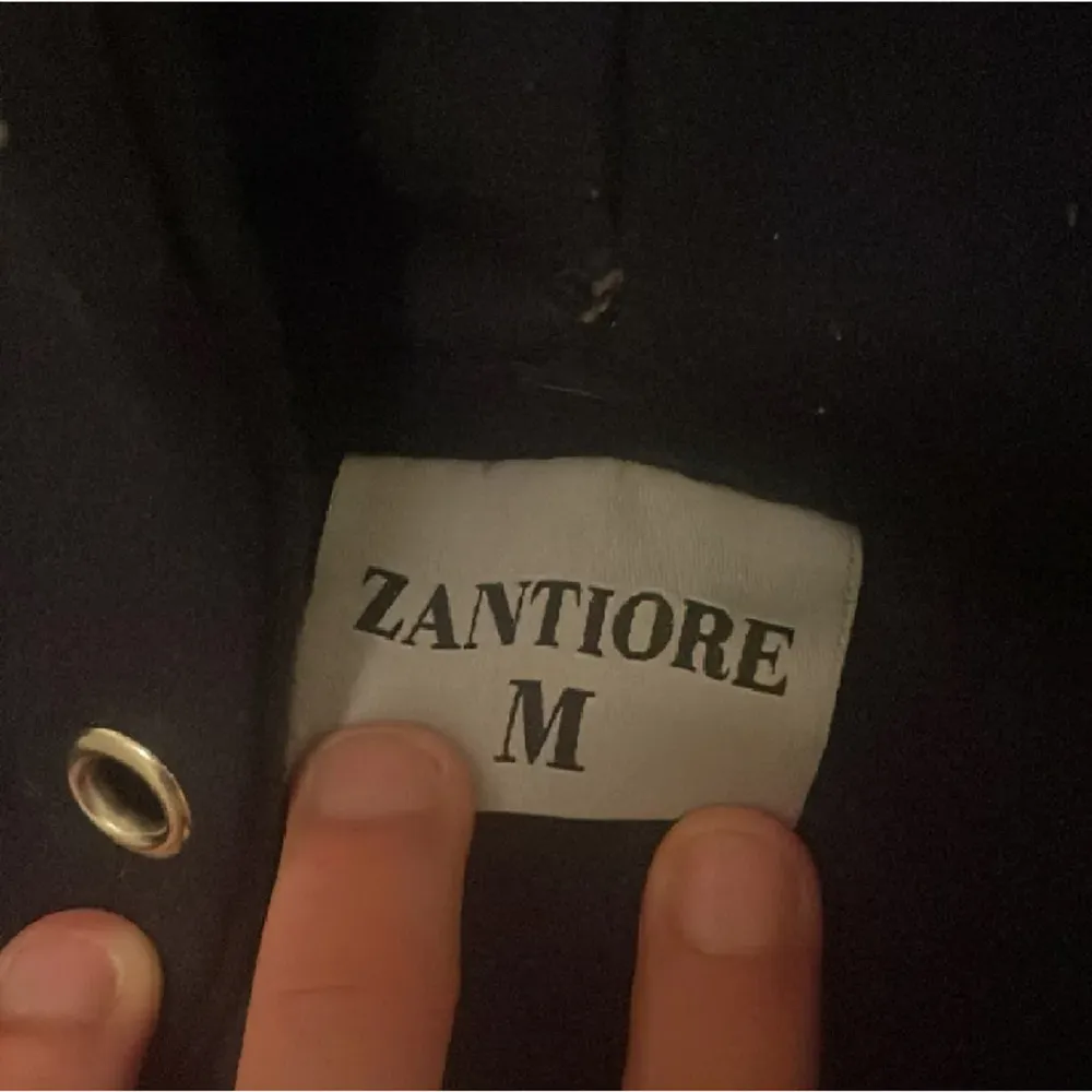 Hej, säljer min rhinestone hoodie från Zantiore som var en limiterad kollektion och går ej att få tag på nu. Är använd noll gånger och allt som poly bags följer me.. Hoodies.