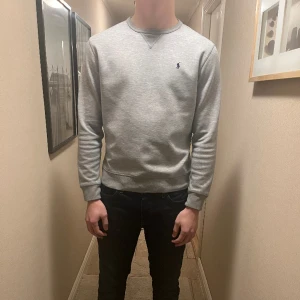 ralph lauren sweatshirt - Liten defekt vid ena ärmen.