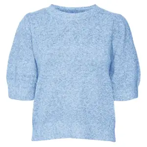 Ljusblå stickad t-shirt ifrån vero moda i storkek xs💓 Väldigt bra skick. Det är samma färg som första bilden men det syns inte på mina bilder💓 Kontaka mig vid frågor