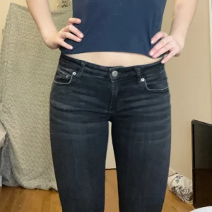 Lågmidjade jeans Zara - Tror dem är i modellen ”slim bootcut”! Så köna i materialet 😗mina mått finns i profilen (köp gärna via ” köp nu”)