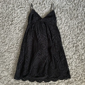 Superfin HM klänning - Säljer denna superfina svarta klänning från HM pga använder den dessvärre aldrig :( Endast använd en gång, alltså som ny! Den har ett superfint spets-mönster. Perfekt sommarklänning! Nypris: 399kr