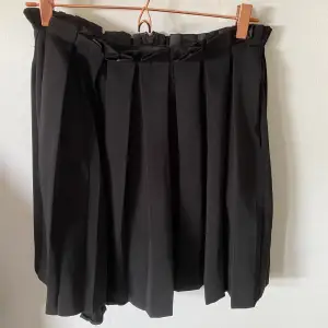 Svart plisserad kjol från &other Stories, i använt skick⚡️