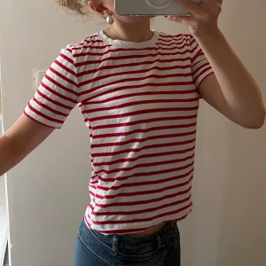 Randig t-shirt - Rödrandig t-shirt från Zara. Köpt för ca 2 år sedan, men aldrig använd. Använd gärna ”köp”. Skriv för mer bilder💕