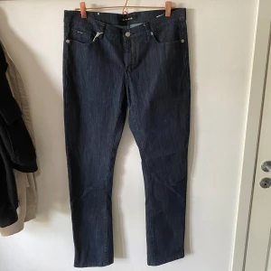 Jeans med coola detaljer💍 - Coola jeans i en mörkare färg med detlajer på bakfickorna❤️‍🔥, stl W32/L34💍