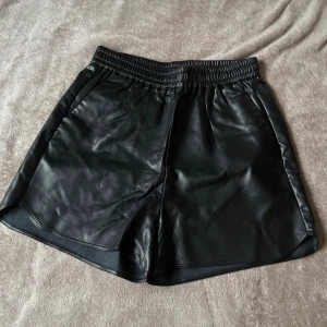 Skinn shorts  - Säljer dessa snygga skinn shorts från Lindex🤩  Mjukt skönt material och resår i midjan. Två fickor framtill. Helt nya, aldrig använd! Storlek S🩶 