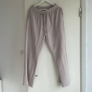 Byxa  - Färgen är typ rosa med beige. Man kan ha på sig i sommaren. 