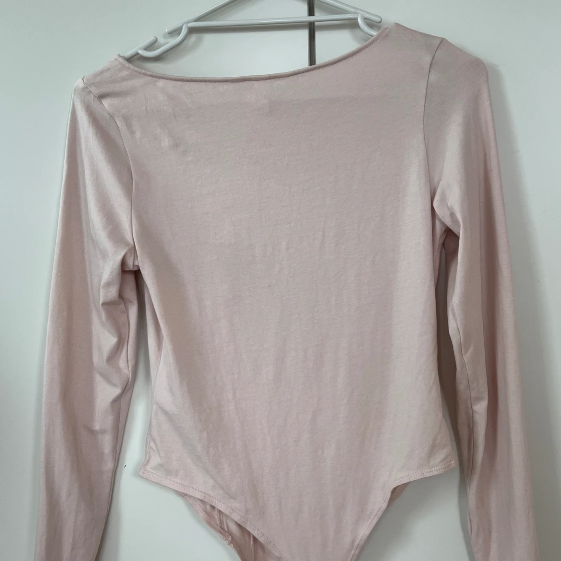 Ljusrosa body med korsettdesign och fyrkantig halsringning - 1