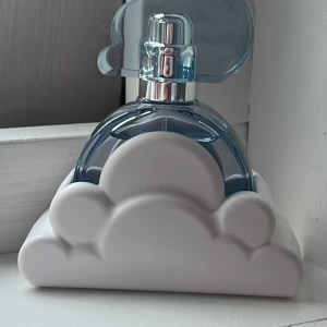 🩵☁️ - Cirka 90/95% kvar, säljs då jag köpt en stor också och behöver inte två stycken 🩷30ml skickar gärna mer bilder privat 