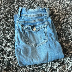 Gina yong jeans  - Jag säljer dessa jätte snygga jeans från Gina trikå som ej säljs längre, de är strait alltså lite mer baggy