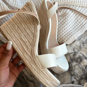 skor - Sprillans nya, aldrig använda säljer för de lite för stora på mig