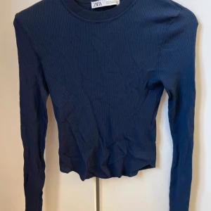 Långärmad topp  - Ribbad tröja. Köpt på Vinted men passade ej mig. Storlek S men är en XS