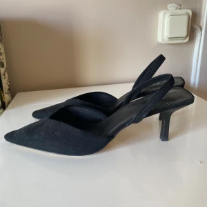 Klackskor med liten klack ”kitten heels” - Jättefina klackskor som knappt är använda och i jättefint skick, strl 37  