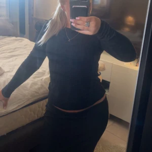 Långärmad tröja - En fin jätte basic långärmad tröja som är ifrån lager 157, storlek s💕använd en del så lite nopprig på vissa ställen, bild på det kan skickas💕