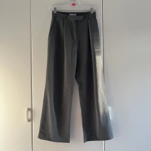 Favorite Pants Grey från Djerf Avenue - Gråa kostymbyxor från Djerf Avenues Core kollektion 🩶 Bekväma, loose fit och högmidjade 👟Älskar knäppningen som ger en stilig och clean look 🫶🏻 Byxorna är uppsydda för att passa mig som är runt 160 cm 🤍Dragfliken på gylfen fattas 🪡Nypris: 1499kr