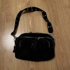 Axelväska  - Superfin axelremsväska från ginatricot!!