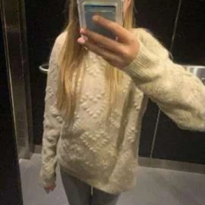 Stickad tröja - Stickad beige tröja med hjärtan på framsidan ifrån hm i storlek xs💞även i bra skick och andvänt fåtal gånger💕