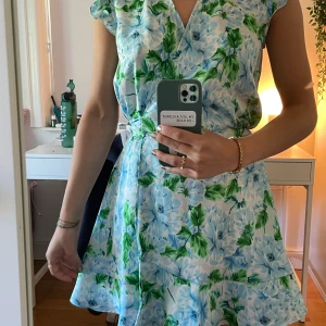 Zara klänning - Supersöt blommig klänning med knytning i ryggen ifrån Zara. Det finns inbyggda shorts också. Storlek S! 