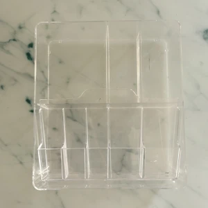 Förvaring  - Förvaringslåda med olika fack. Använd i använt skick.  Mått 32x31x9 cm.