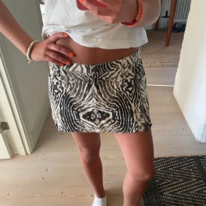 Kjol  - Så fin kjol från hm som är stor på mig🩷