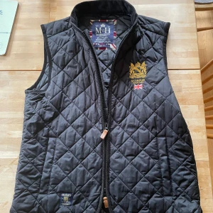 Morris väst - En Morris väst som är i nytt skick, passade inte mig så det är därför jag säljer den. Om du undrar nåt eller vill ha flera bilder är det bara att kontakta mig. Nypris:2000kr  mitt pris:999kr Priset är inte hugget i sten💯💯