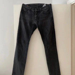 Nobilis by Notify - Snygga svarta jeans från Nobilis by Notify.