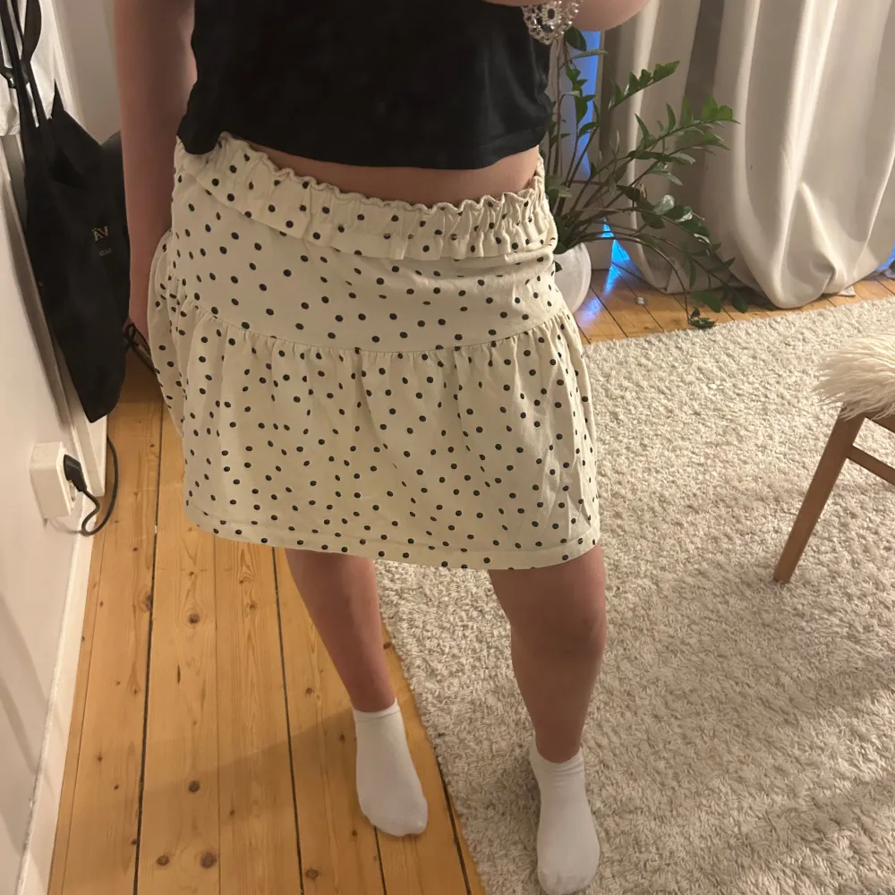 En prickig blus/kjol från zara, du kan ha den som kjol eller blus. Skulle säga att storleken är 175 även om det står 152. Pris kan diskuteras.. Puserot.