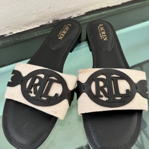 Ralph Lauren sandaler  - Ralph Lauren sandaler, storlek 10 (motsvarande 40).   Nypris 1495kr. 