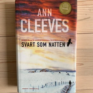 Svart som natten - Ann Cleeves - Inbunden bok - Svart som natten av Ann Cleeves. I fint skick 🌸