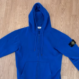 Stone Islands Zip Hoodie - Skick 9/10, säljer för kommer inte till användning. Pris kan diskuteras.