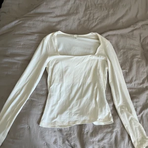 Tröja från hm  - Använt 1 gång, väldigt mjukt och härligt material, fin och krämig vit färg perfekt till sommaren 