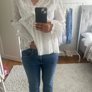 Vit volangblus - En vit volangblus från NA-KD som har använts en gång!! Nypris är 459 kr, lägg pris förlsag!!💞💞