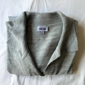 Grå stickad tröja - Lite tunnare stickad tröja från Bubbleroom
