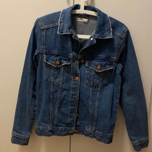 Jeans jacka - Säljer denna jätte fina jeans jackan från gina tricot då den tyvärr inte kommer till någon användning. Den är använd ungefär två gånger och har inga defekter.❤️