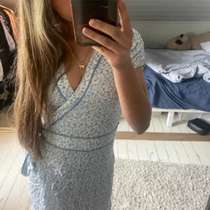 Bikbok klänning - Lånade bilder men i samma storlek som den jag säljer. Bandet i midjan knyter man själv och väljer hur tight klänningen ska sitta. Inga defekter.