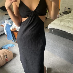 Svart midiklänning - Perfekta svarta midiklänningen.🍾🍾 Strukturerat material med cutouts under brösten och smala axelband