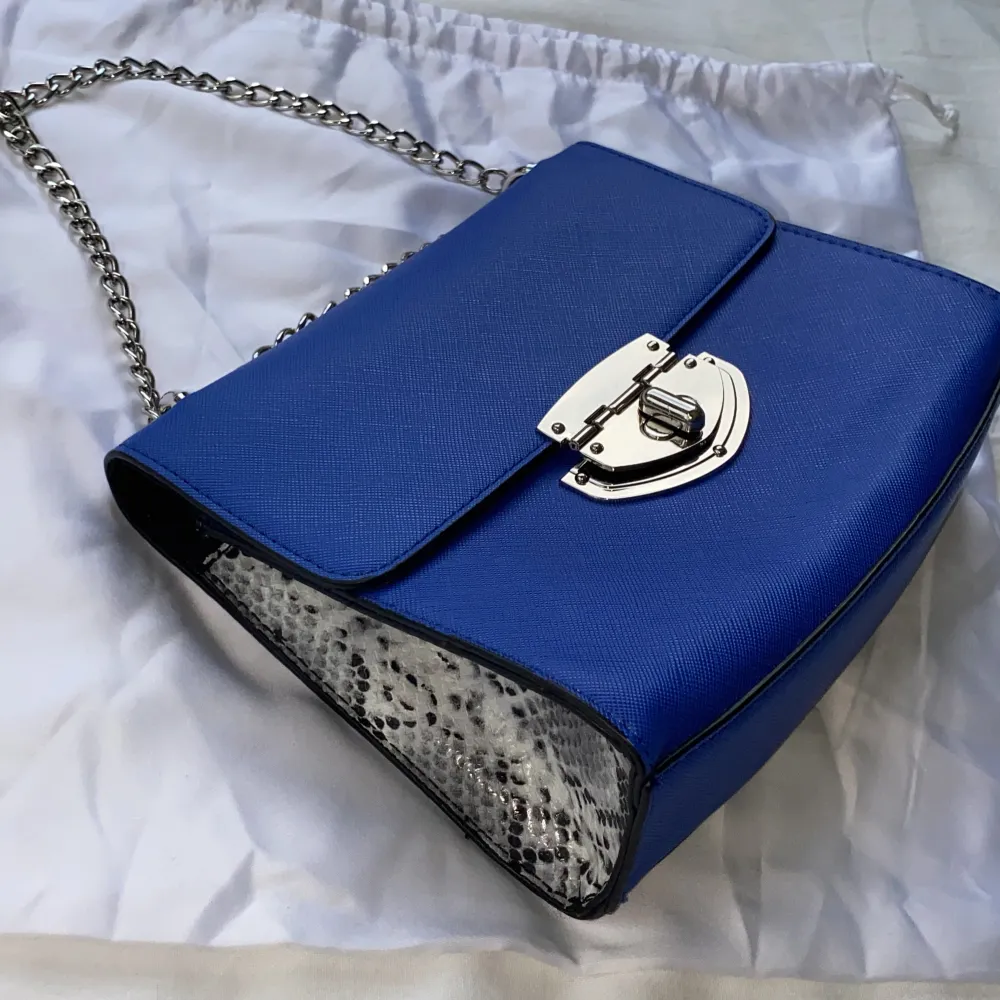 20cm x 16cm, fin blå axelremsväska utan märke med orm mönster design på sidorna, väldigt bra skick, aldrig använts. . Väskor.