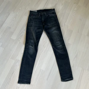 Polo ralphlauren jeans - Ett par ralphlauren jeans som är i bra skick, jeansen är mer åt de tajta hållet och har storleken 29/32 passar bra i längden för mig (182). Jeansen är grå med drag av svart i färgen. 