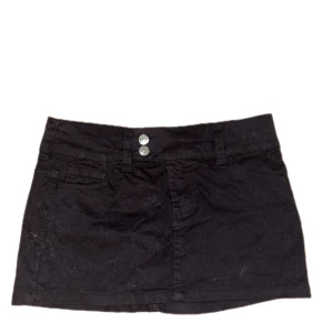 Lågmidjad mini kjol svart - Aldrig använd, ny pris 199kr,lågmidjad och ganska kort, väldigt fin till någon söt topp, ej använd pga storleken