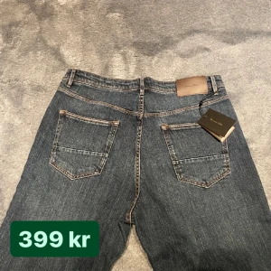 Massimo Dutti Jeans  - Helt nya Massimo Dutti jeans i blått. Storlek: EU 40.     Ganska Baggy      Köpt för över 700 kr. Tryck på ”Köp nu” för att köpa. 