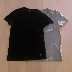Två stycken polo Ralph lauren t-shirts i storlek S. Tröjorna är i perfekt skick utan några fläckar eller defekter. Köpta för 400 kr styck. Säljer båda för 200 eller 1 för 120!