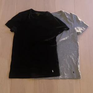 Polo Ralph lauren t-shirt - Två stycken polo Ralph lauren t-shirts i storlek S. Tröjorna är i perfekt skick utan några fläckar eller defekter. Köpta för 400 kr styck. Säljer båda för 200 eller 1 för 120!