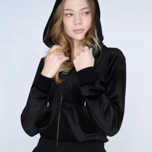 Robertson Classic Velour Hoodie - Tillverkad av lyxig velour som ger en mjuk känsla mot huden. Perfekt för avkopplande hemmakvällar eller en avslappnad, sofistikerad look på språng. I bra skick, nästan som ny. Missa inte chansen att äga denna lyxiga hoodie som snabbt blir en favorit!