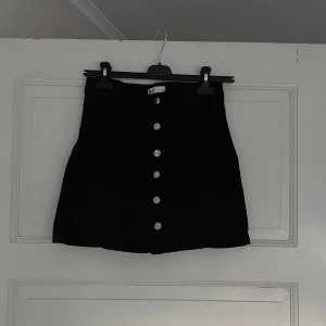 Jeanskjol - Jeanskjol från Gina Tricot i använt skick. Men ser ny ut.  Storlek 36 / S Skickar mer bilder om de efterfrågas Fraktkostnad tillkommer 💕